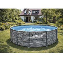 Marimex Aufstellpool mit Steinoptik-Außenwand in einem sonnigen Garten vor einem Wohnhaus.