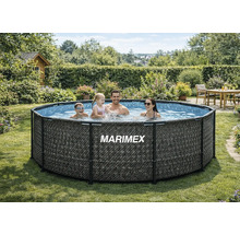 Marimex Rahmenpool in Rattan-Optik im Garten mit einer vierköpfigen Familie beim Baden.