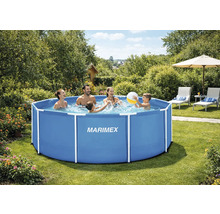 Runder Marimex Rahmenpool in einem hellen Garten mit einer vierköpfigen Familie, die im Wasser spielt.