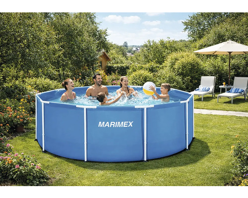 Runder Marimex Rahmenpool in einem hellen Garten mit einer vierköpfigen Familie, die im Wasser spielt.
