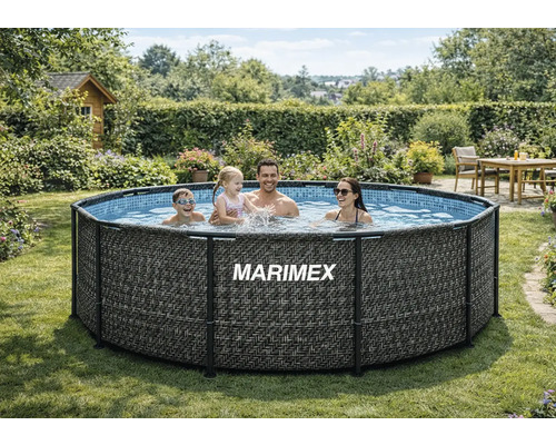 Eine vierköpfige Familie spielt in einem runden Marimex Rahmenpool in Rattanoptik, aufgestellt in einem hellen, weitläufigen Garten.