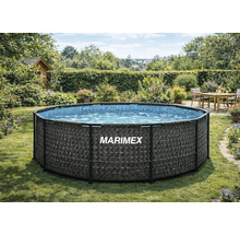 Rundes Marimex Aufstellbecken in Rattan-Optik im grünen Garten mit Gartenhaus und Sitzgruppe.