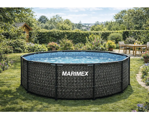 Rundes Marimex Aufstellbecken in Rattan-Optik im grünen Garten mit Gartenhaus und Sitzgruppe.