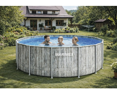 Rundes Marimex Aufstellbecken mit Rahmen in Holzoptik in einem hellen, weitläufigen Garten. Eine Familie schwimmt im Pool. Haus im Hintergrund.