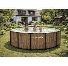 Ein runder Aufstellpool in Holzoptik mit Marimex Logo auf einer hellen Rasenfläche im Garten. Eine Familie badet im klaren Wasser.
