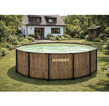 Marimex Aufstellpool rund in Holzoptik mit schwarzem Rahmen in einem gepflegten Garten vor einem Einfamilienhaus.