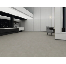 Großzügiger, moderner Raum mit großformatigem grauem Boden in Steinoptik, weißen Paneelwänden und minimalistischem Design.