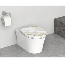 WC-Sitz mit weißem Marmor-Dekor und goldfarbenen Adern auf weißem wandhängenden WC. Modernes, helles Bad mit grauem Steinboden.