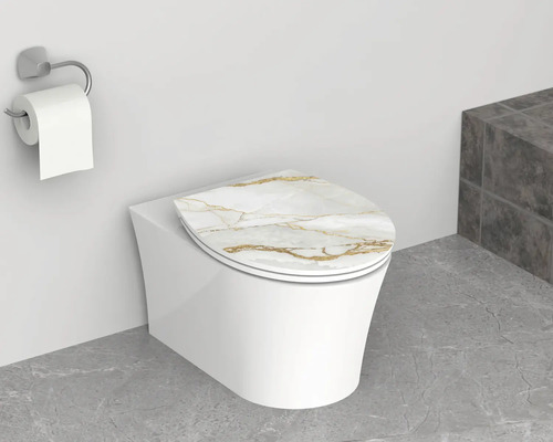 WC-Sitz mit weißem Marmor-Dekor und goldfarbenen Adern auf weißem wandhängenden WC. Modernes, helles Bad mit grauem Steinboden.