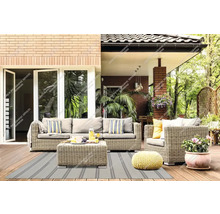 Modernes Garten-Lounge-Set aus grauem Polyrattan mit Sofa, Sessel und Couchtisch auf einer Holzterrasse mit gestreiftem Outdoor-Teppich.