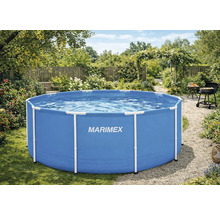 Runder blauer Rahmenpool von Marimex in einem hellen Garten mit Blumen, Bäumen, Kiesweg und Grillplatz. Marimex Logo auf der Poolwand.