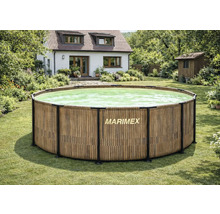 Runder Aufstellpool von Marimex mit Holzoptik-Verkleidung und schwarzem Rahmen in einem grünen Garten mit Haus im Hintergrund.
