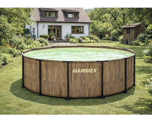 Runder Aufstellpool von Marimex mit Holzoptik-Verkleidung und schwarzem Rahmen in einem grünen Garten mit Haus im Hintergrund.