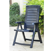 Dunkelblauer Gartenstuhl aus Kunststoff mit hoher Rückenlehne und Armlehnen auf einer Terrasse.