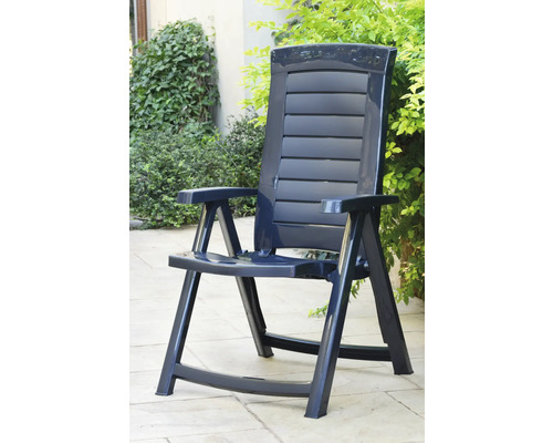 Dunkelblauer Gartenstuhl aus Kunststoff mit hoher Rückenlehne und Armlehnen auf einer Terrasse.