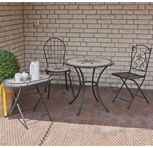 Bistro-Set mit rundem Mosaiktisch und zwei Metallstühlen auf einer Terrasse vor einer Ziegelwand. Ein passender ovaler Beistelltisch steht daneben.