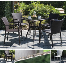 Gartenmöbel-Set aus Polyrattan mit vier stapelbaren Armlehnenstühlen und einem quadratischen Tisch mit Glasplatte auf einer Terrasse.