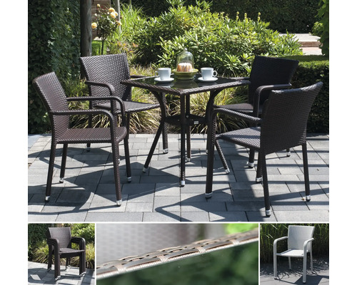 Gartenmöbel-Set aus Polyrattan mit vier stapelbaren Armlehnenstühlen und einem quadratischen Tisch mit Glasplatte auf einer Terrasse.