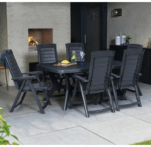 Gartenset aus dunklem Kunststoff mit rechteckigem Tisch und Hochlehner-Stühlen auf einer Terrasse mit Außenkamin und Fliesenboden.