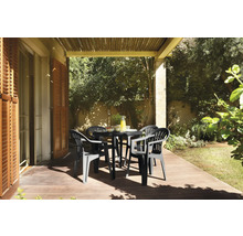 Gartenmöbel-Set mit rundem schwarzem Tisch und vier Kunststoffstühlen auf einer sonnigen Holzterrasse unter einer Pergola im Garten.