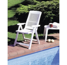 Klappsessel aus Kunststoff neben einem Pool auf einer Terrasse mit passendem Beistelltisch.