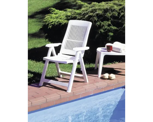 Klappsessel aus Kunststoff neben einem Pool auf einer Terrasse mit passendem Beistelltisch.
