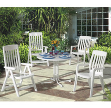 Weiße Gartenmöbel-Gruppe aus Kunststoff bestehend aus einem runden Tisch und vier Gartenstühlen mit Armlehnen auf einer hellen Terrasse.