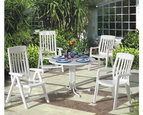 Weiße Gartenmöbel-Gruppe aus Kunststoff bestehend aus einem runden Tisch und vier Gartenstühlen mit Armlehnen auf einer hellen Terrasse.