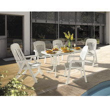 Gartenmöbel-Set aus weißem Kunststoff mit rechteckigem Tisch und fünf Stühlen auf einer Holzterrasse neben einem Pool.