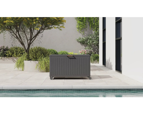 Graue Gartenbox mit Rollen und Holzgriff auf einer modernen Terrasse mit Pool und Pflanzen.