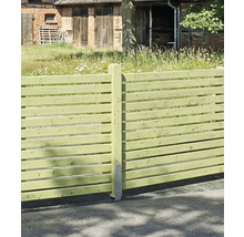 Horizontaler Holzzaun aus Lamellen mit Pfosten und Metallanker vor einer ländlichen Gartenkulisse.