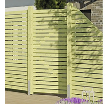 Sichtschutzzaun aus Holz mit horizontalen Lamellen auf einer Terrasse, bestehend aus drei Zaunelementen inklusive eines abgeschrägten Elements.