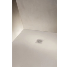 Bodenebene Duschwanne mit quadratischer Ablaufabdeckung mit strahlenförmigem Muster in einer modernen Dusche.