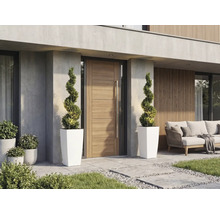 Moderner Eingangsbereich mit Holzhaustür, langem Metallgriff, zwei spiralförmigen Pflanzen in hohen weißen Pflanzkübeln und Gartenmöbeln.