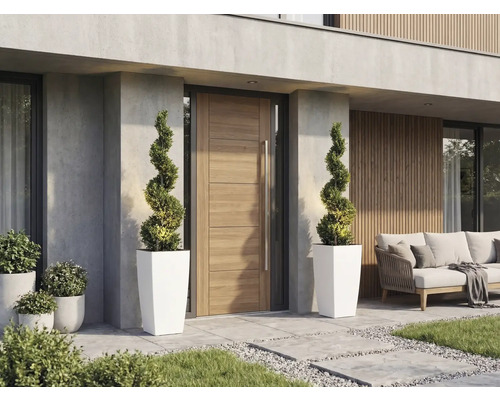 Moderner Eingangsbereich mit Holzhaustür, langem Metallgriff, zwei spiralförmigen Pflanzen in hohen weißen Pflanzkübeln und Gartenmöbeln.
