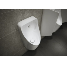 Modernes Badezimmer mit zwei weißen Wand-Urinalen aus Keramik, einer weißen Trennwand und grauen Wandfliesen.