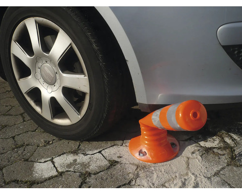 Flexibler orangefarbener Absperrpfosten aus Kunststoff mit Reflexstreifen, unter einem Auto zur Demonstration der Biegsamkeit.