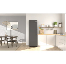 Moderne Küche mit dunklem Kühlschrank, hellen Schränken, Holzoberflächen und Essbereich mit Holztisch und Stühlen.