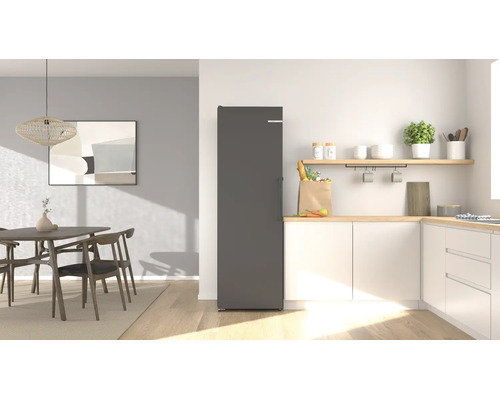 Moderne Küche mit dunklem Kühlschrank, hellen Schränken, Holzoberflächen und Essbereich mit Holztisch und Stühlen.