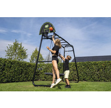 Helles, organisiertes Spielgerät aus Metall mit Basketballkorb, Nestschaukel und Klettergerüst. Frau und Kind spielen. EXIT Toys Logo.