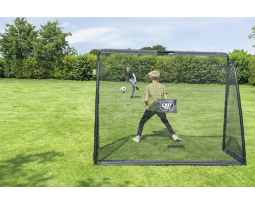 EXIT Toys Rebounder-Netz schwarz für Fußballtraining im Garten mit zwei spielenden Jugendlichen auf einer Rasenfläche.