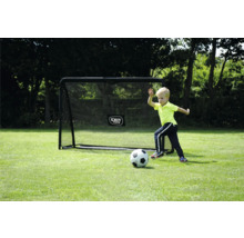Kind spielt mit Fußball vor schwarzem EXIT TOYS Fußballtor auf Rasenfläche mit Bäumen im Hintergrund.