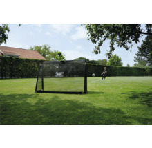 EXIT Toys Fußballtor auf einem Rasen im Garten mit einem Kind, das einen Fußball schießt.