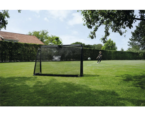 EXIT Toys Fußballtor auf einem Rasen im Garten mit einem Kind, das einen Fußball schießt.
