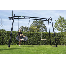 Schwarzes Klettergerüst aus Metall mit Nestschaukel, Holzschaukel, Basketballkorb und Hangelleiter in einem Garten.