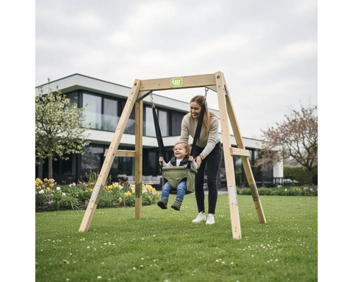 Helle Gartenszene mit einer Holzschaukel mit A-Rahmen, Kleinkindsitz aus Stoff, Kind und Erwachsenem. EXIT TOYS Logo.