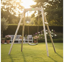 EXIT Toys Holzschaukel aus Naturholz für den Garten auf einer sonnigen Rasenfläche mit EXIT Toys Logo und Gartenmöbeln im Hintergrund.