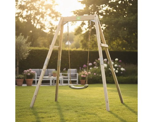 EXIT Toys Holzschaukel aus Naturholz für den Garten auf einer sonnigen Rasenfläche mit EXIT Toys Logo und Gartenmöbeln im Hintergrund.