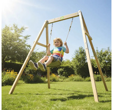 Hölzernes Schaukelgestell von EXIT Toys mit einer Einzelschaukel, Kind schaukelt im sonnigen Garten auf einer Rasenfläche.