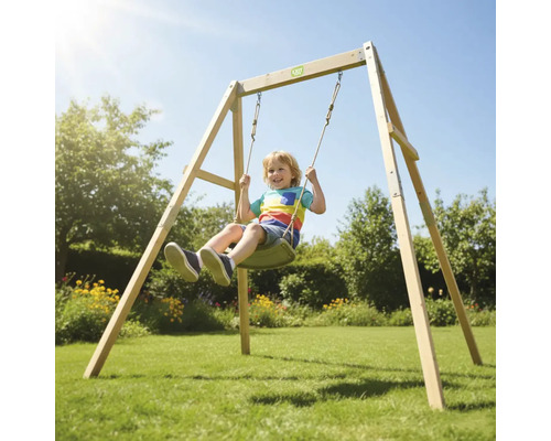 Hölzernes Schaukelgestell von EXIT Toys mit einer Einzelschaukel, Kind schaukelt im sonnigen Garten auf einer Rasenfläche.